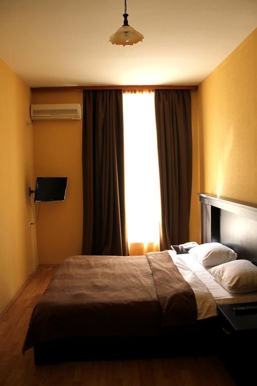 Avenue Hotel